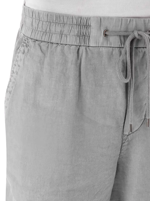 شورت من الكتان بقصة واسعة