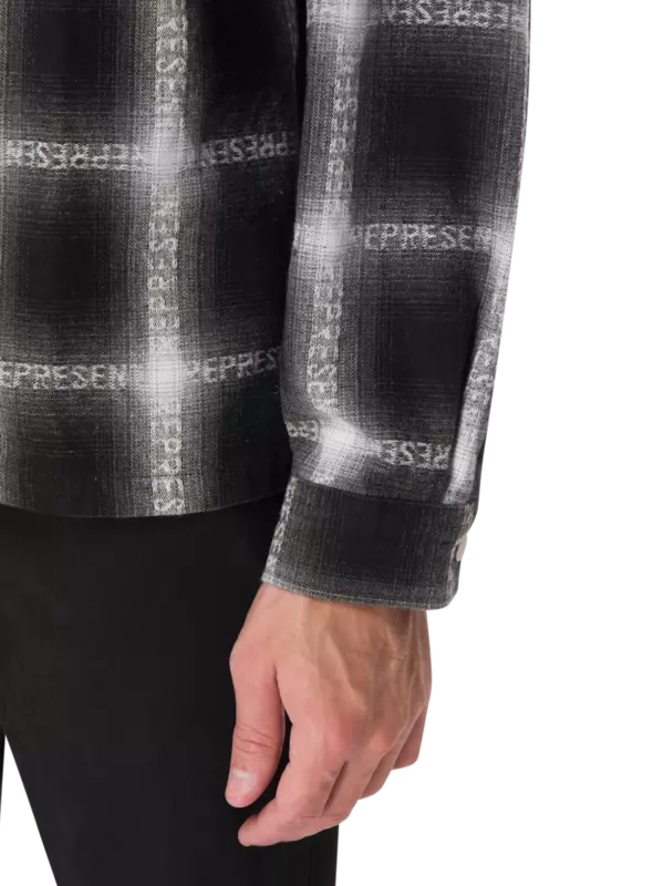 قميص فلانيل بأكمام طويلة