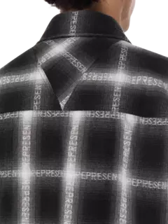 قميص فلانيل بأكمام طويلة