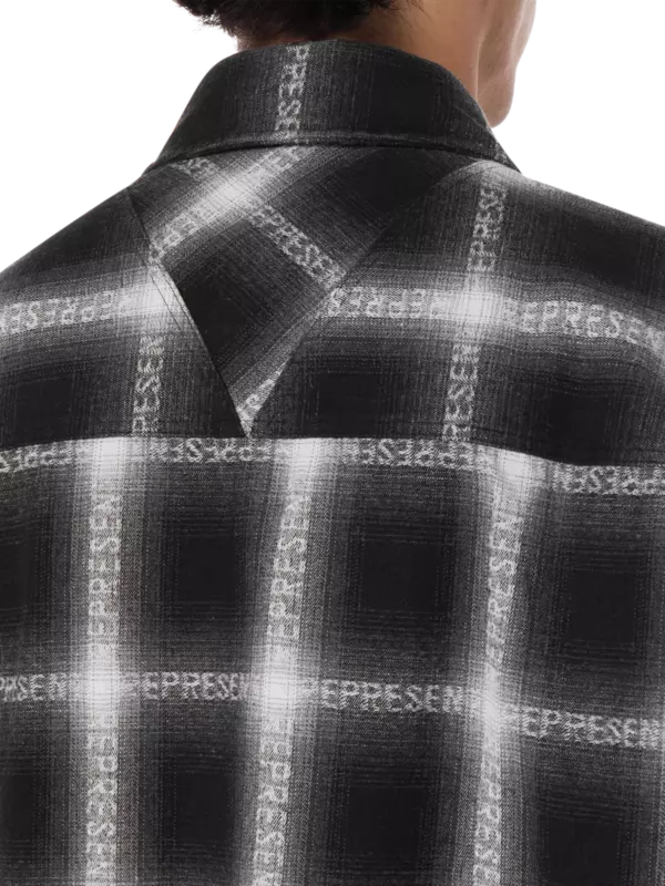 قميص فلانيل بأكمام طويلة