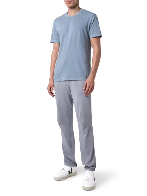 تيشيرت بأكمام قصيرة وفتحة رقبة مستديرة