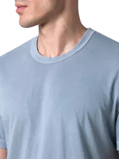 تيشيرت بأكمام قصيرة وفتحة رقبة مستديرة