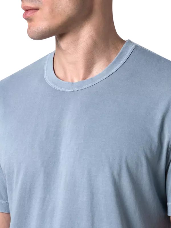 تيشيرت بأكمام قصيرة وفتحة رقبة مستديرة