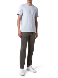 تيشيرت بأكمام قصيرة وفتحة رقبة مستديرة