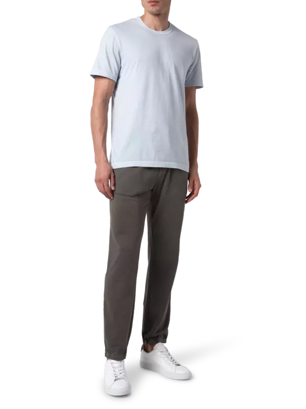 تيشيرت بأكمام قصيرة وفتحة رقبة مستديرة