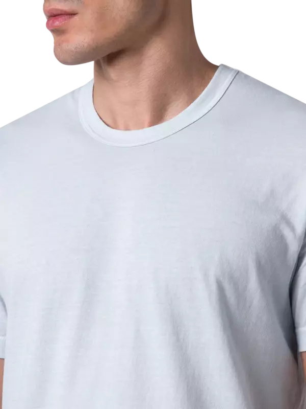 تيشيرت بأكمام قصيرة وفتحة رقبة مستديرة