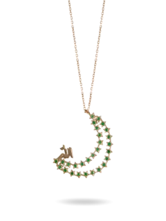 قلادة مرصعة بحجر الزمرد على شكل قمر منقوش بلفظ الجلالة "الله"