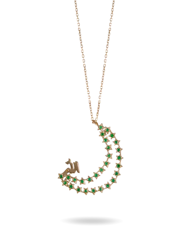 قلادة مرصعة بحجر الزمرد على شكل قمر منقوش بلفظ الجلالة "الله"