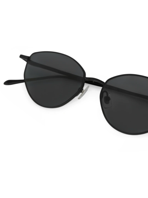 Round silhouette with a straight edge sunglasses