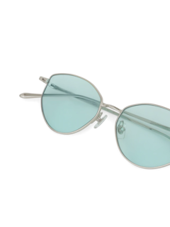 Round silhouette with a straight edge sunglasses