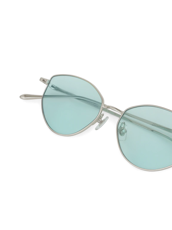 Round silhouette with a straight edge sunglasses