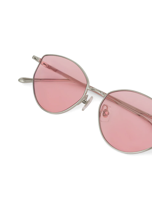 Round silhouette with a straight edge sunglasses