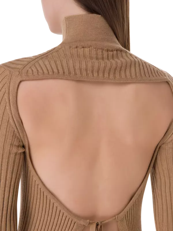 سترة محبوكة مضلعة بأكمام طويلة وظهر مفتوح