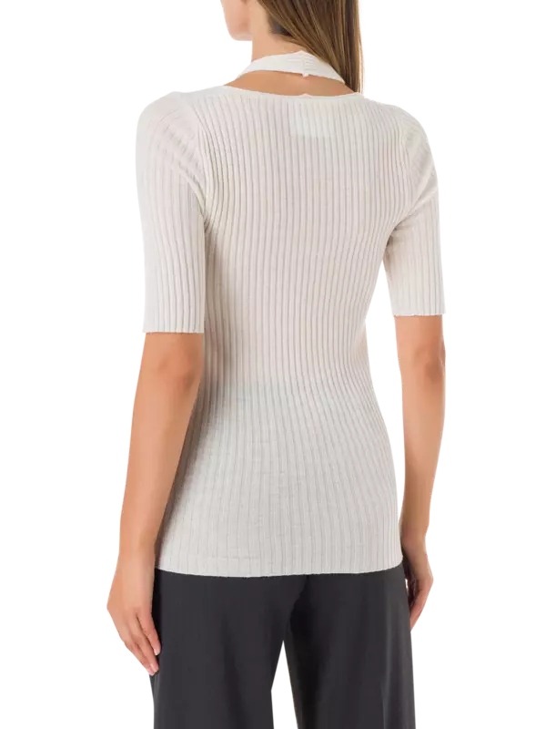 سترة محبوكة مضلعة بأكمام قصيرة ورقبة على شكل حرف V