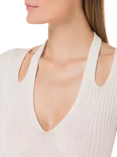 سترة محبوكة مضلعة بأكمام قصيرة ورقبة على شكل حرف V