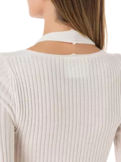 سترة محبوكة مضلعة بأكمام قصيرة ورقبة على شكل حرف V