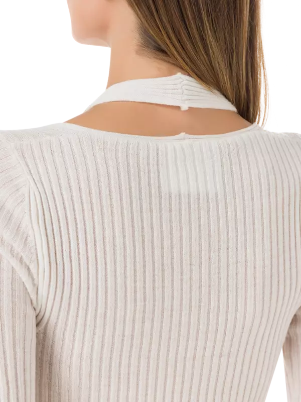 سترة محبوكة مضلعة بأكمام قصيرة ورقبة على شكل حرف V