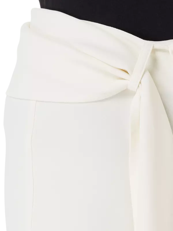 تنورة كادي متوسطة الطول بحزام مزين بشراشيب