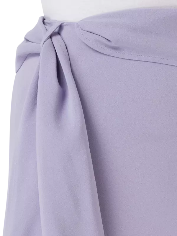 تنورة كادي متوسطة الطول بحزام مزين بشراشيب