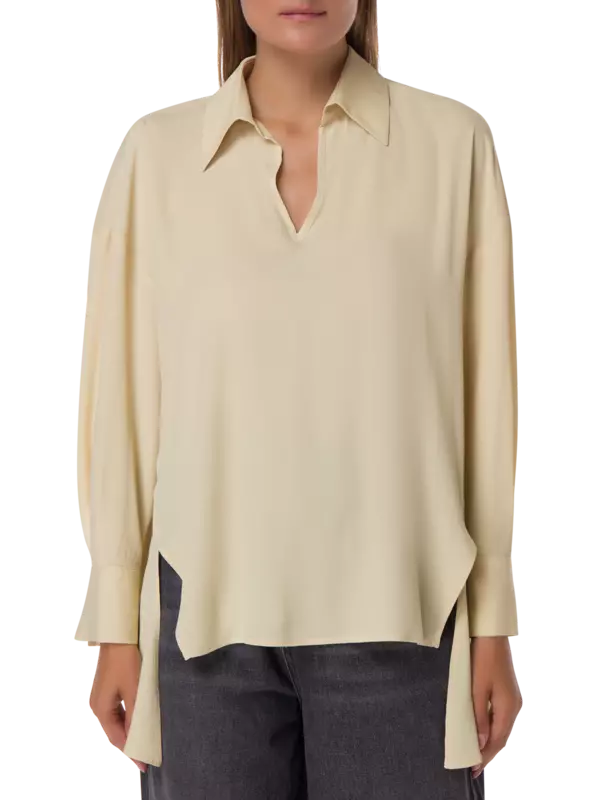 بلوزة من كريب دو شين بأكمام طويلة وفتحة رقبة على شكل حرف V