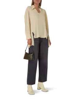 بلوزة من كريب دو شين بأكمام طويلة وفتحة رقبة على شكل حرف V