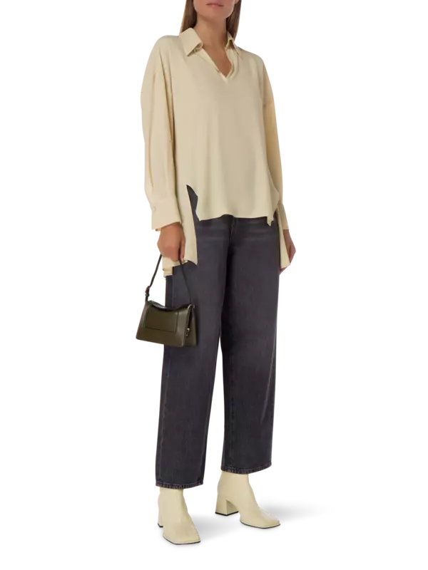 بلوزة من كريب دو شين بأكمام طويلة وفتحة رقبة على شكل حرف V