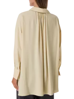 بلوزة من كريب دو شين بأكمام طويلة وفتحة رقبة على شكل حرف V