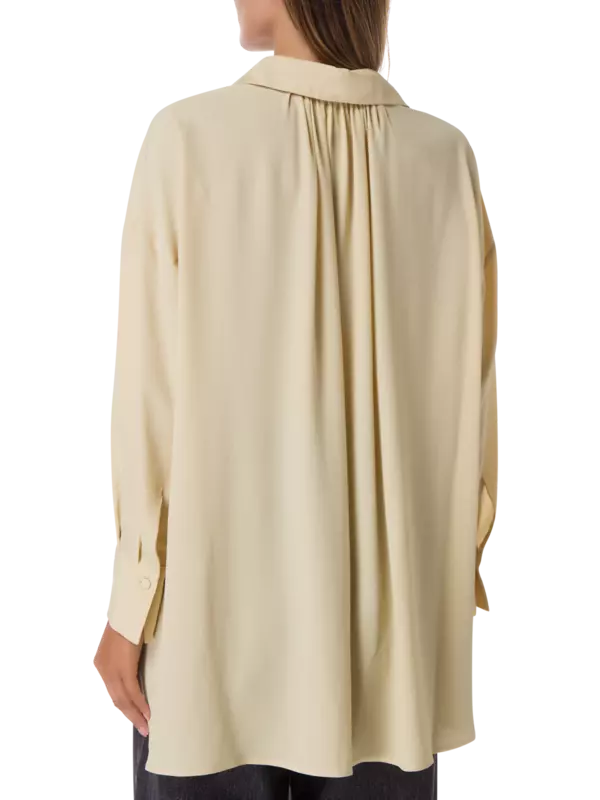 بلوزة من كريب دو شين بأكمام طويلة وفتحة رقبة على شكل حرف V