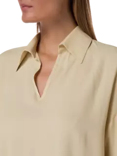 بلوزة من كريب دو شين بأكمام طويلة وفتحة رقبة على شكل حرف V