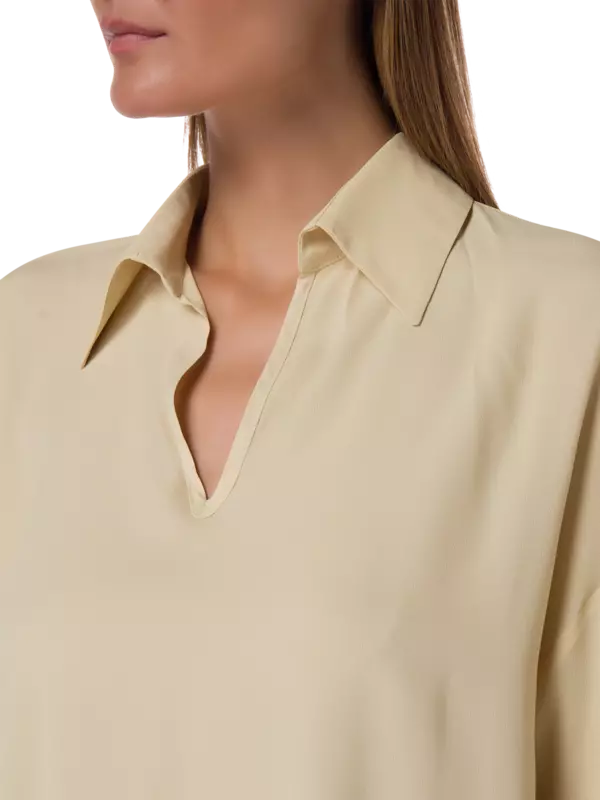 بلوزة من كريب دو شين بأكمام طويلة وفتحة رقبة على شكل حرف V