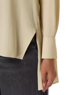 بلوزة من كريب دو شين بأكمام طويلة وفتحة رقبة على شكل حرف V