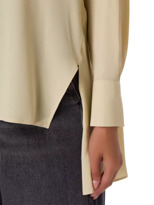 بلوزة من كريب دو شين بأكمام طويلة وفتحة رقبة على شكل حرف V