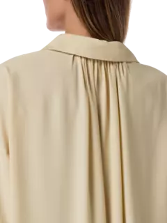 بلوزة من كريب دو شين بأكمام طويلة وفتحة رقبة على شكل حرف V