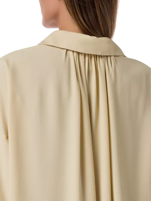 بلوزة من كريب دو شين بأكمام طويلة وفتحة رقبة على شكل حرف V