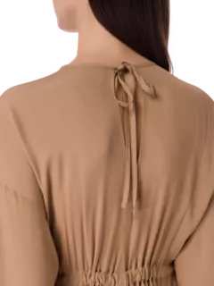 فستان كريب دي شاين متوسط الطول بأكمام طويلة ورقبة دائرية