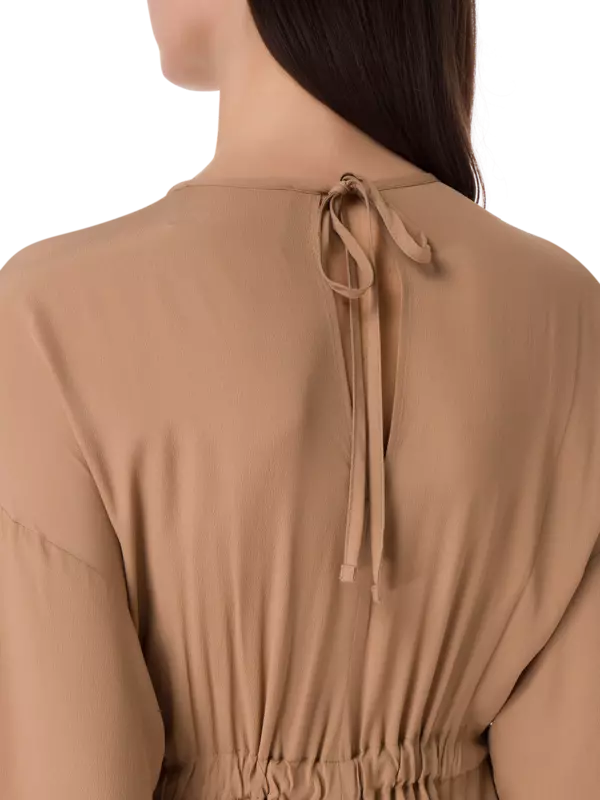 فستان كريب دي شاين متوسط الطول بأكمام طويلة ورقبة دائرية