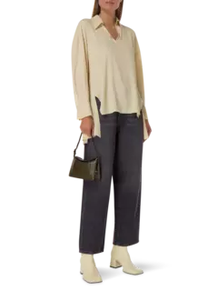 بنطال جينز بأرجل واسعة