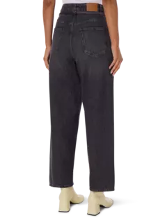 بنطال جينز بأرجل واسعة