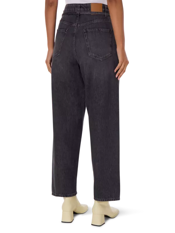 بنطال جينز بأرجل واسعة