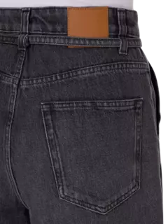 بنطال جينز بأرجل واسعة