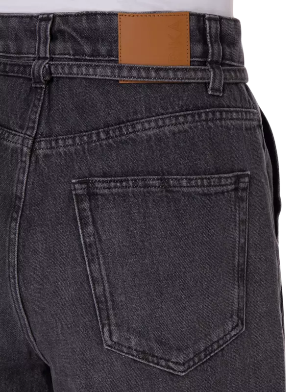 بنطال جينز بأرجل واسعة