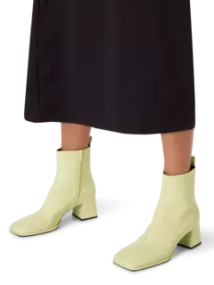 حذاء بوت بطول الكاحل وكعب متوسط