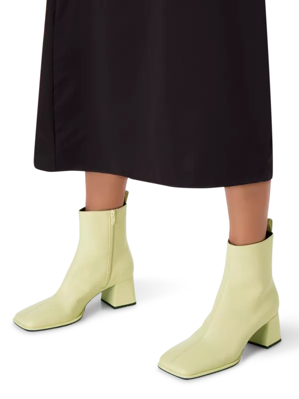 حذاء بوت بطول الكاحل وكعب متوسط