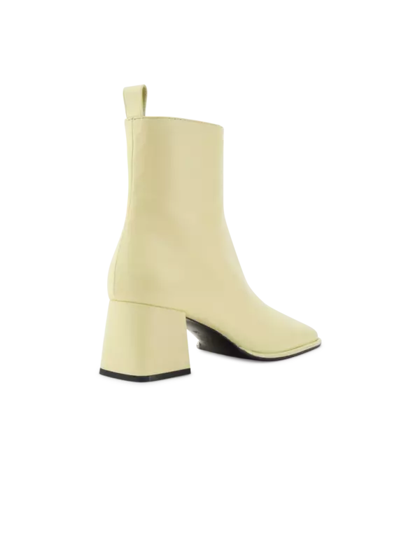 حذاء بوت بطول الكاحل وكعب متوسط