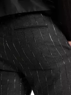 بنطال ميرسر بقصة ضيقة