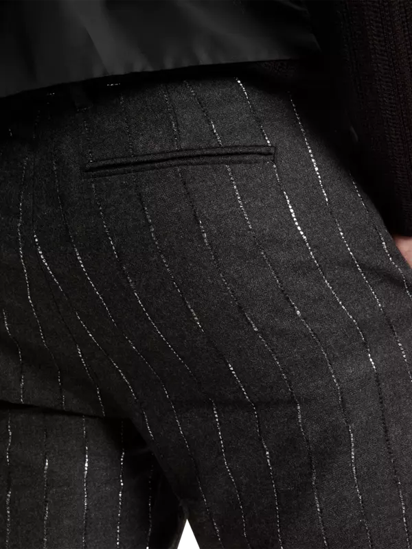 بنطال ميرسر بقصة ضيقة