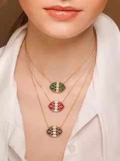 قلادة أمارا مرصعة بالألماس ومصنوعة من الذهب الأبيض عيار 18 قيراط