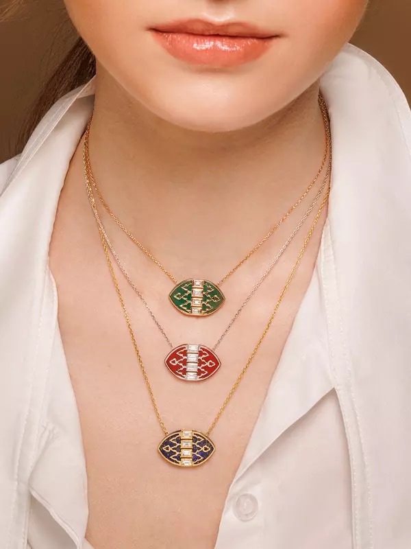 قلادة أمارا مرصعة بالألماس ومصنوعة من الذهب الأبيض عيار 18 قيراط