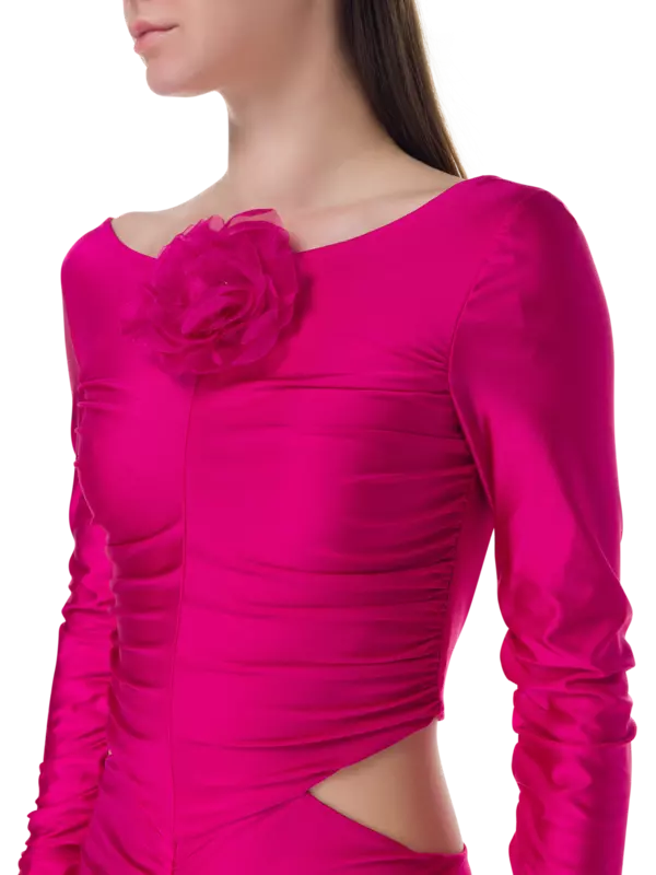 فستان قصير من قماش الجيرسيه بأكمام طويلة ومزين بالزهور