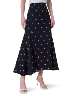 تنورة طويلة من قماش الجاكار بقصة ضيقة من الأعلى وواسعة من الأسفل مزينة بزهور صغيرة